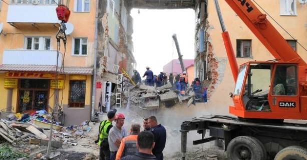 У Дрогобичі жителі аварійного будинку справили новосілля